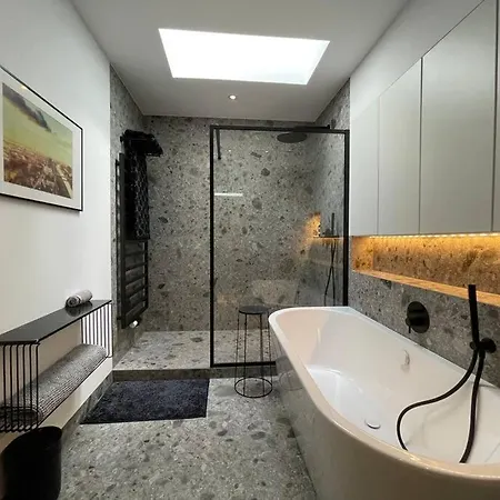 Luxuriose In Guter Lage Apartment